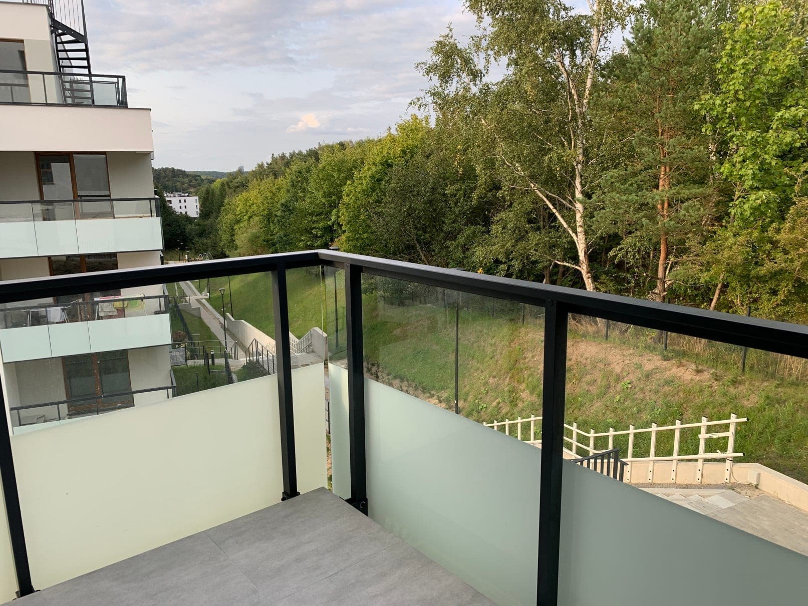 Balkon i widok na osiedle po pracach wykończeniowych